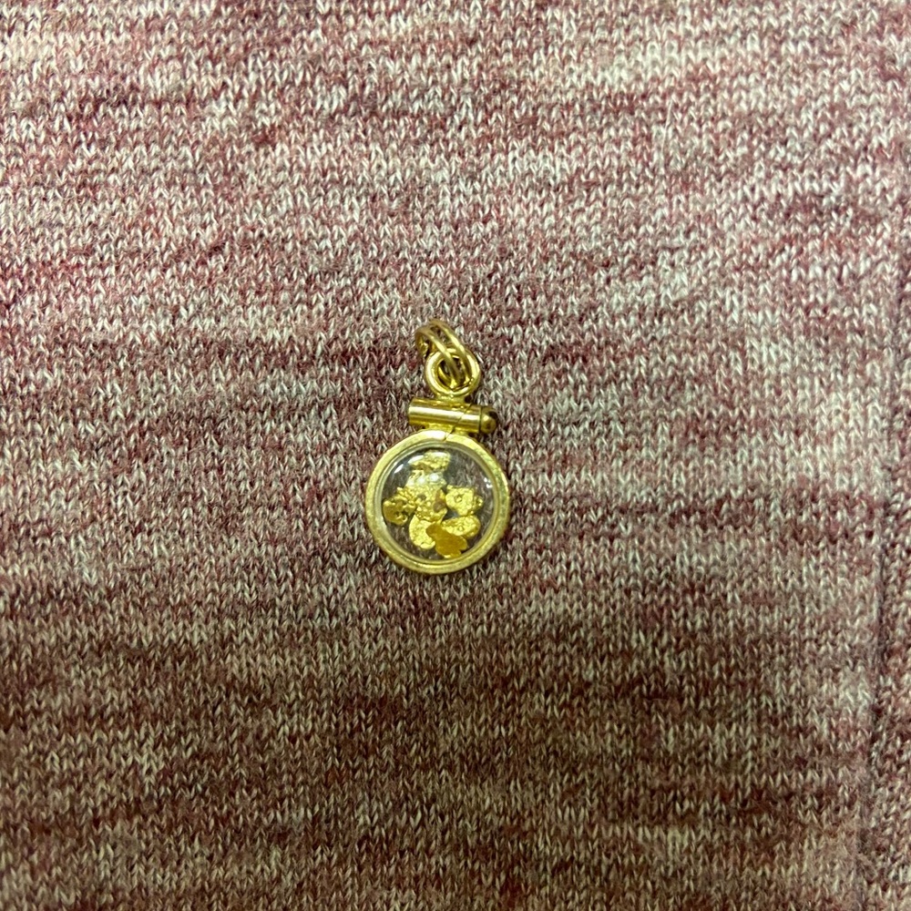 Gold pendant with 24k gold chips